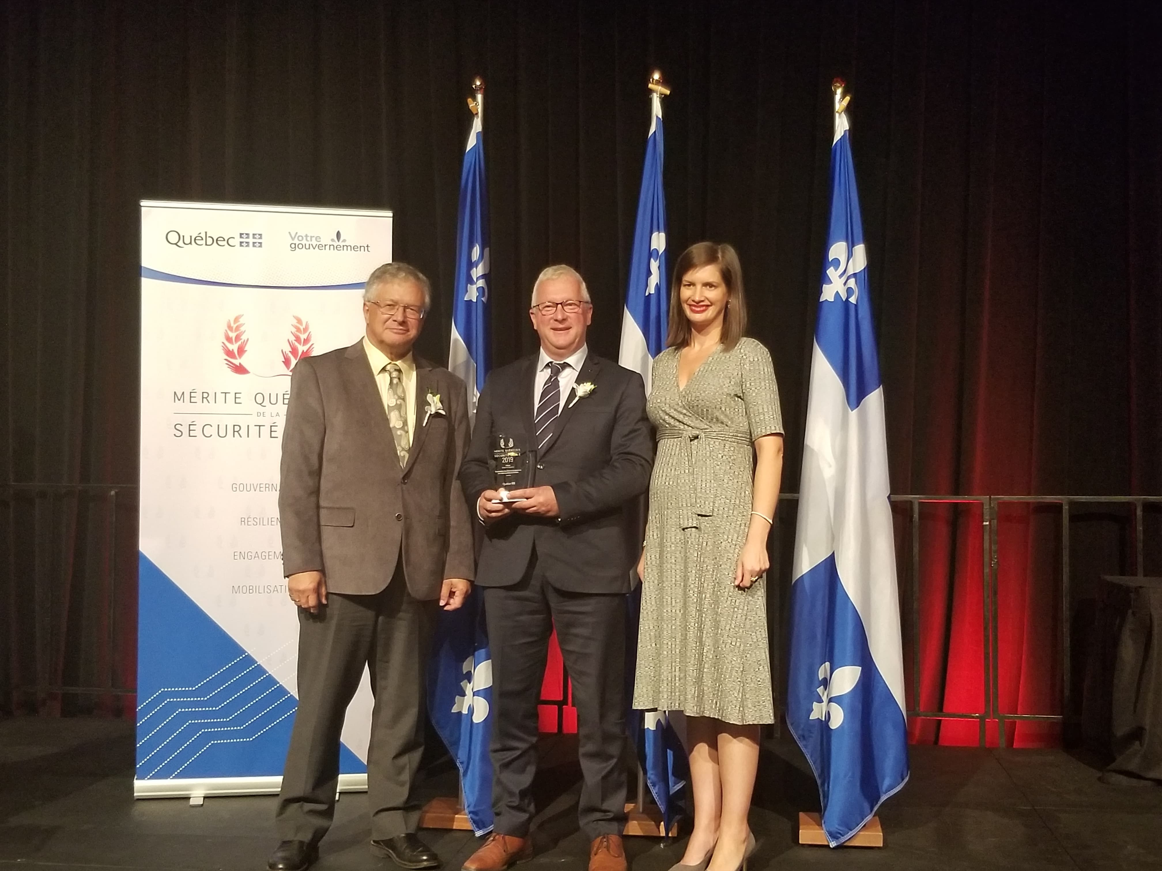 De gauche à droite : M. Jean Matte, directeur général de l’Association des directeurs généraux des municipalités du Québec, M. Claude Périnet, président de l’Association des directeurs généraux des municipalités du Québec et directeur général de la Ville de Rimouski, et Mme Geneviève Guilbault, vice-première ministre, ministre de la Sécurité publique et ministre responsable de la région de la Capitale-Nationale.